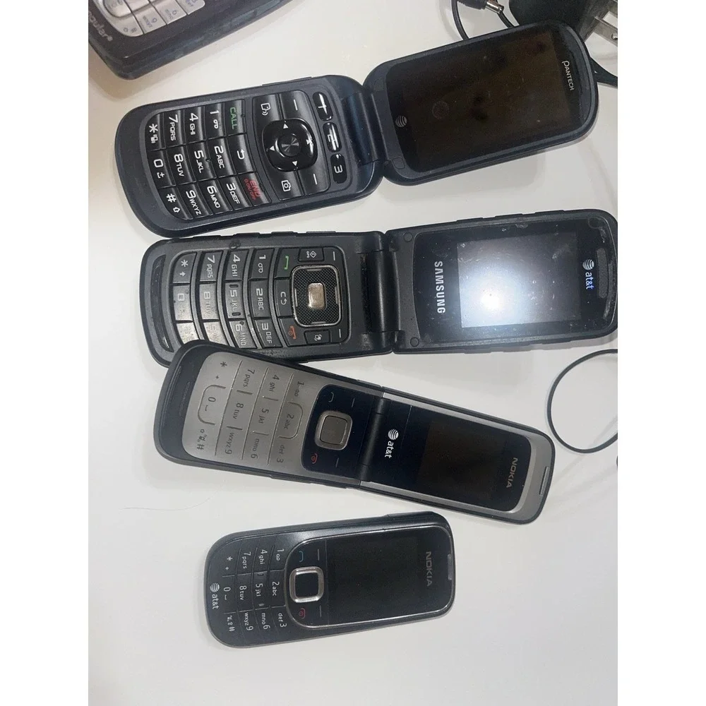 Lot of Vintage Cell Phones Nokia Samsung Flip Phones Chargers Untested